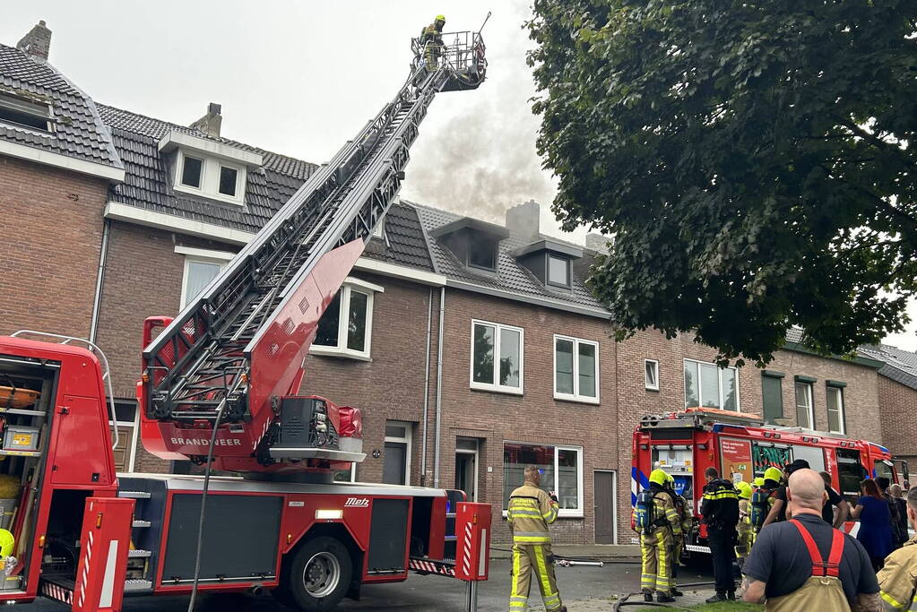 Hevige rookontwikkeling bij brand op zolder