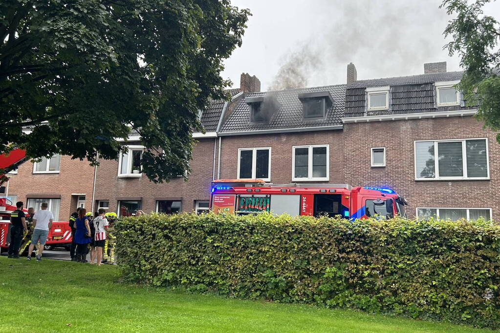 Hevige rookontwikkeling bij brand op zolder