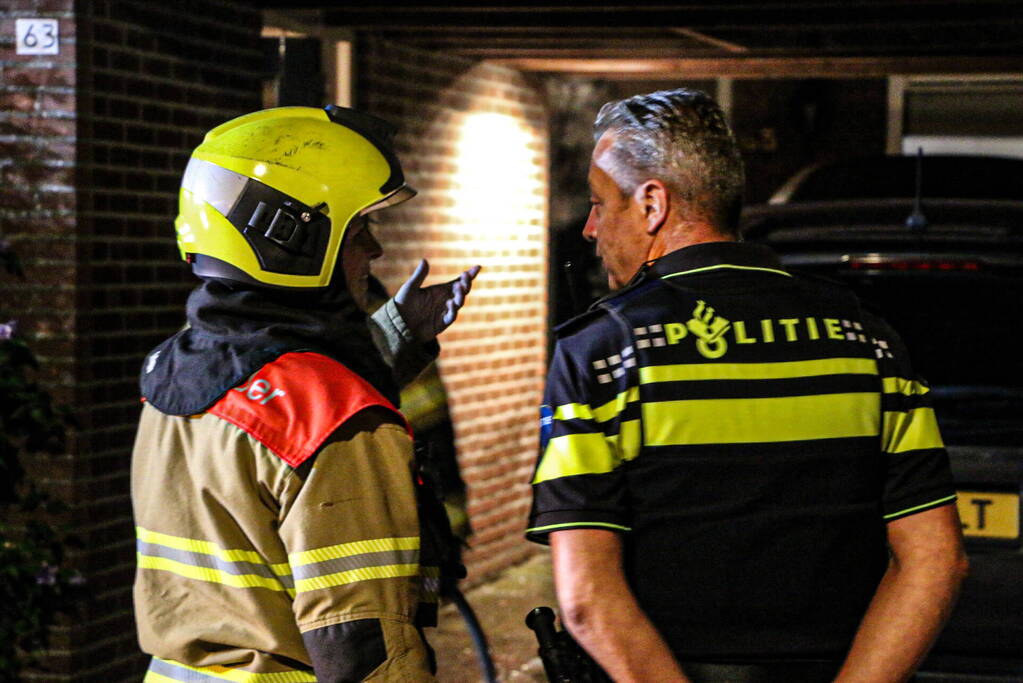 Brandweer koelt remmen van auto