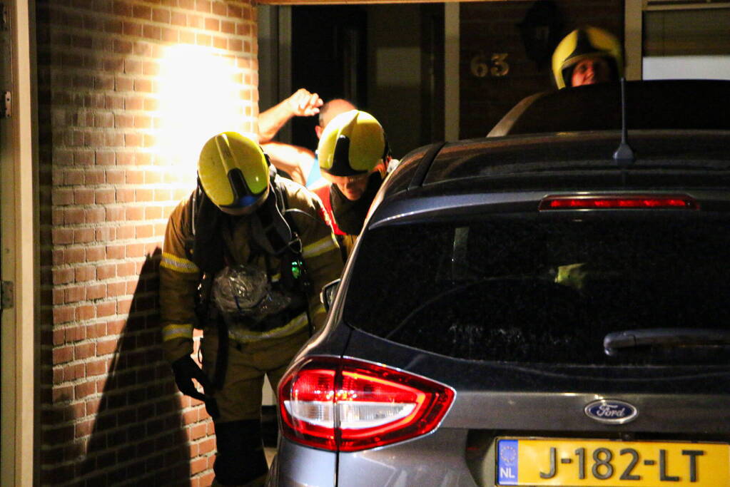 Brandweer koelt remmen van auto