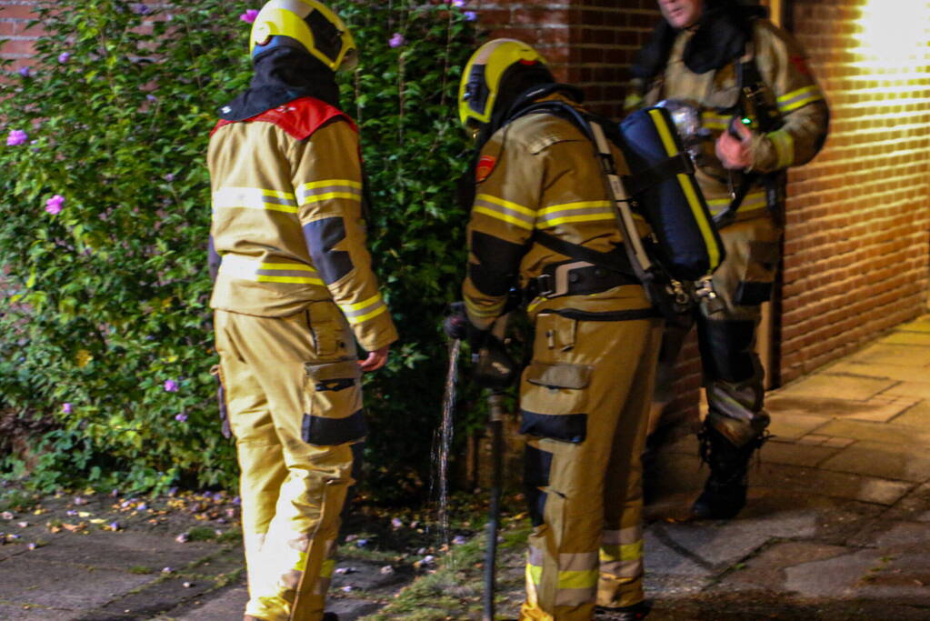 Brandweer koelt remmen van auto