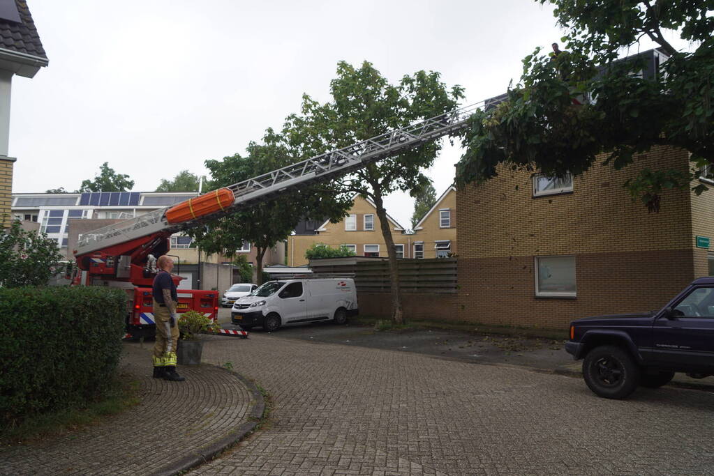 Takken dreigen op parkeerplaats te vallen