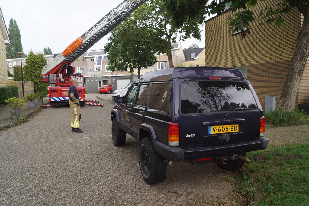 Takken dreigen op parkeerplaats te vallen