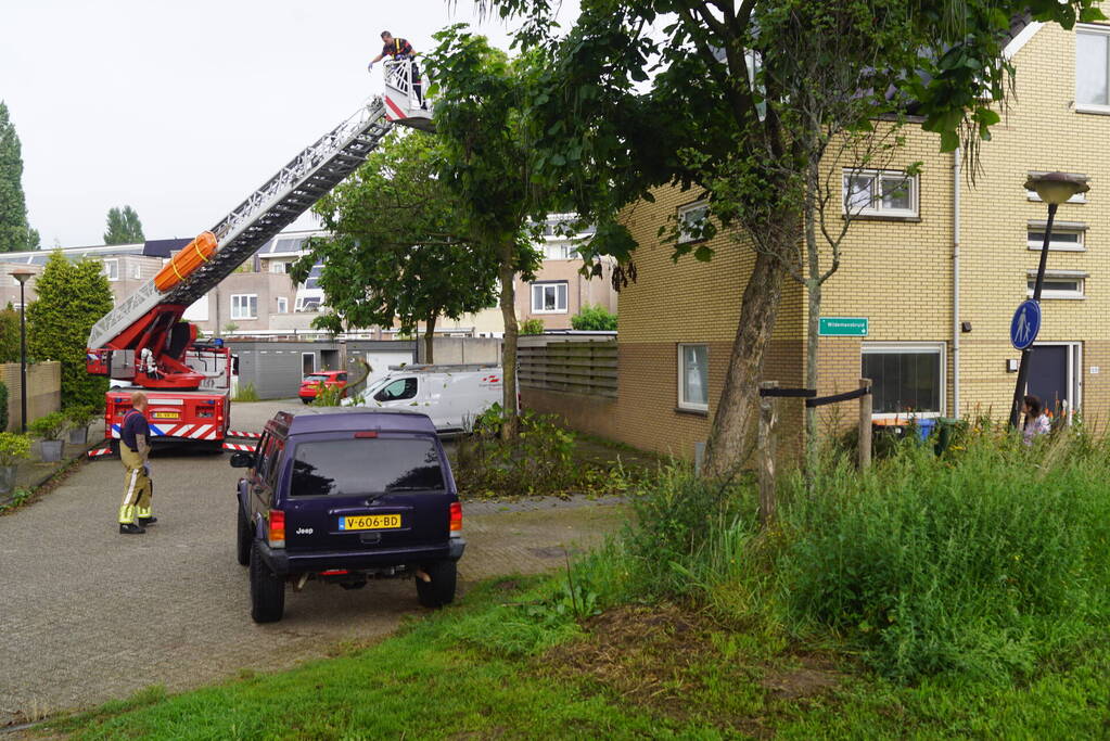 Takken dreigen op parkeerplaats te vallen