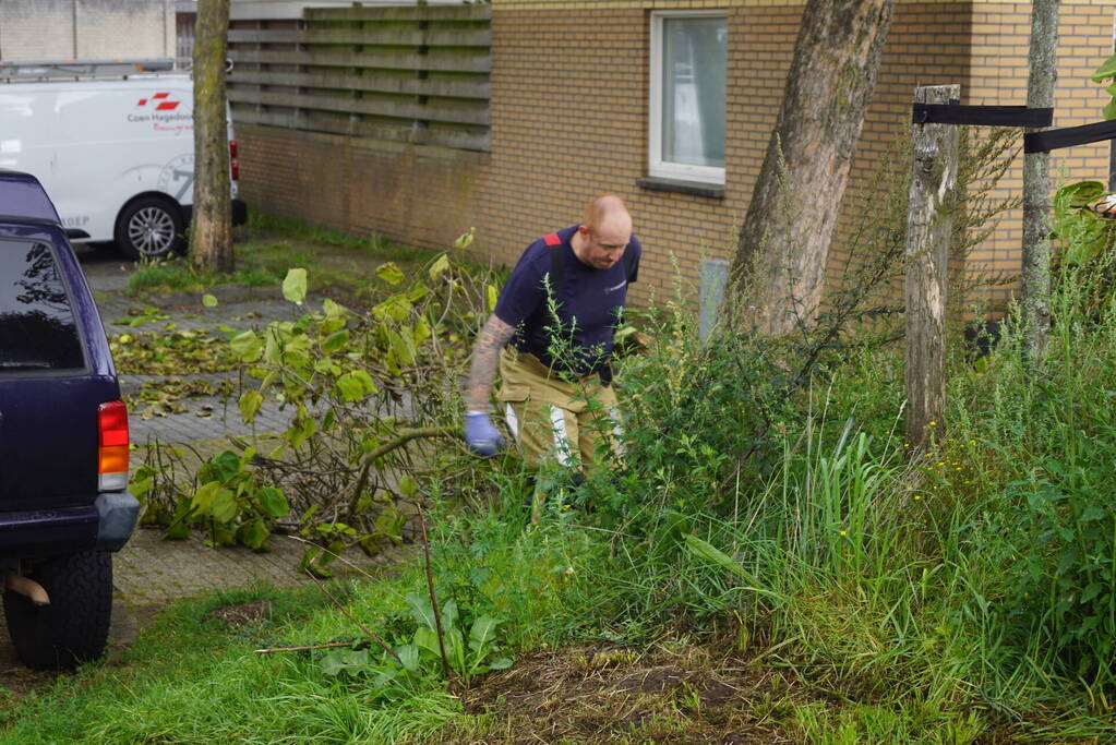 Takken dreigen op parkeerplaats te vallen