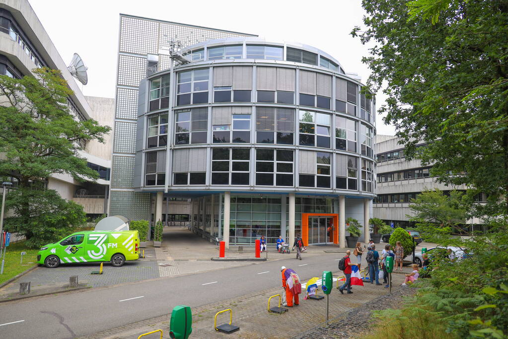 Demonstratie bij gebouwen van NOS en 3FM