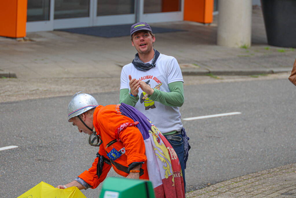 Demonstratie bij gebouwen van NOS en 3FM