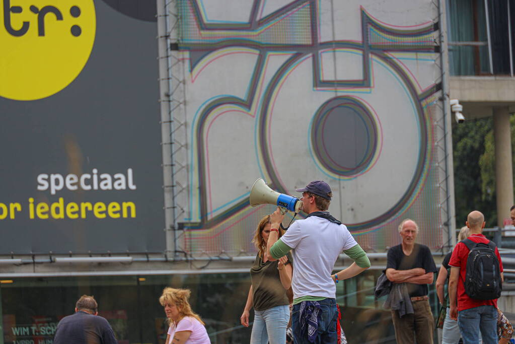 Demonstratie bij gebouwen van NOS en 3FM