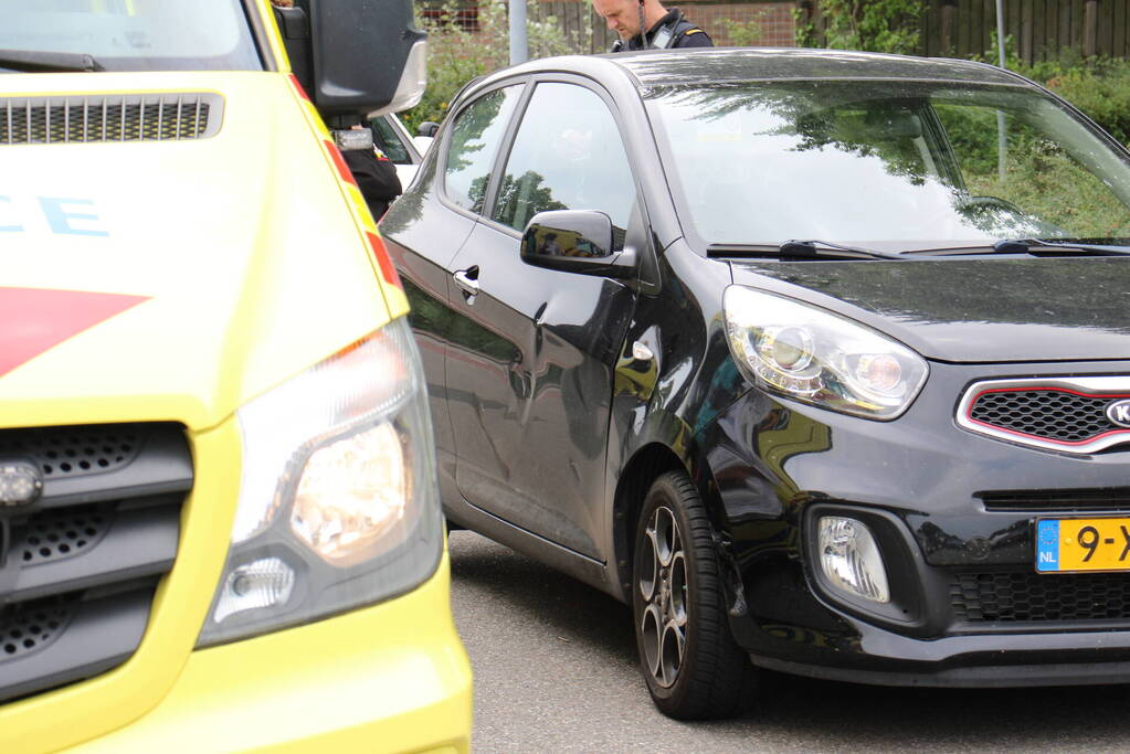 Schade bij botsing tussen auto en scooter