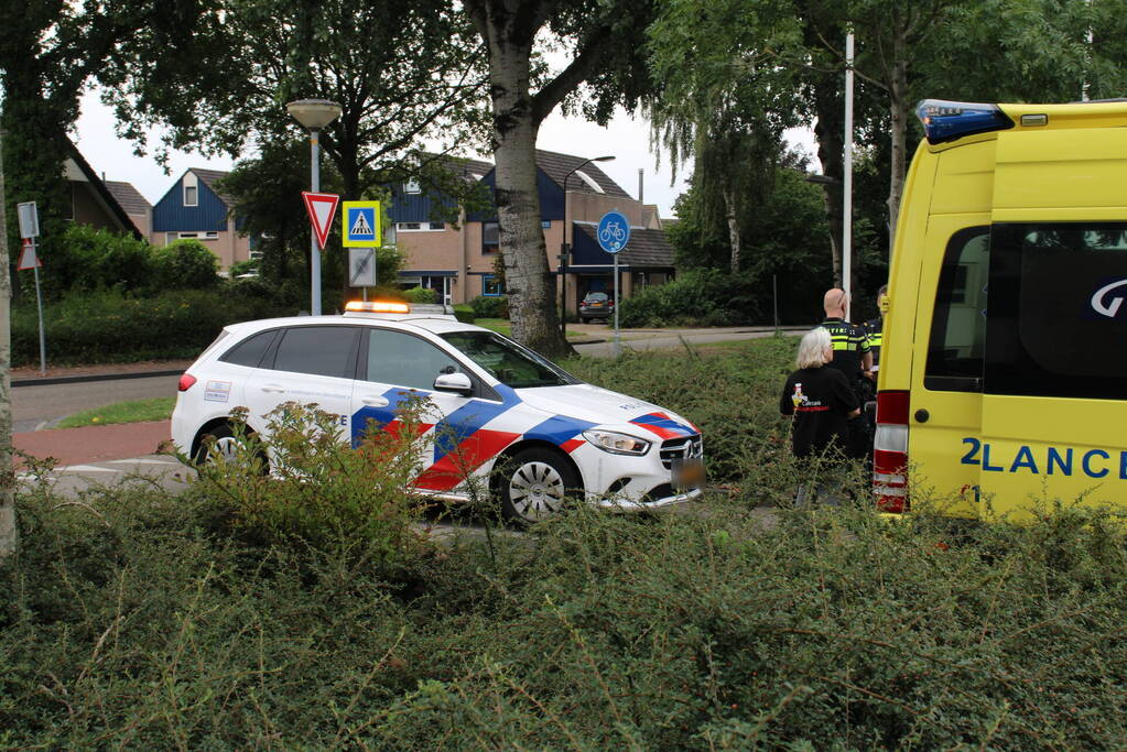 Schade bij botsing tussen auto en scooter