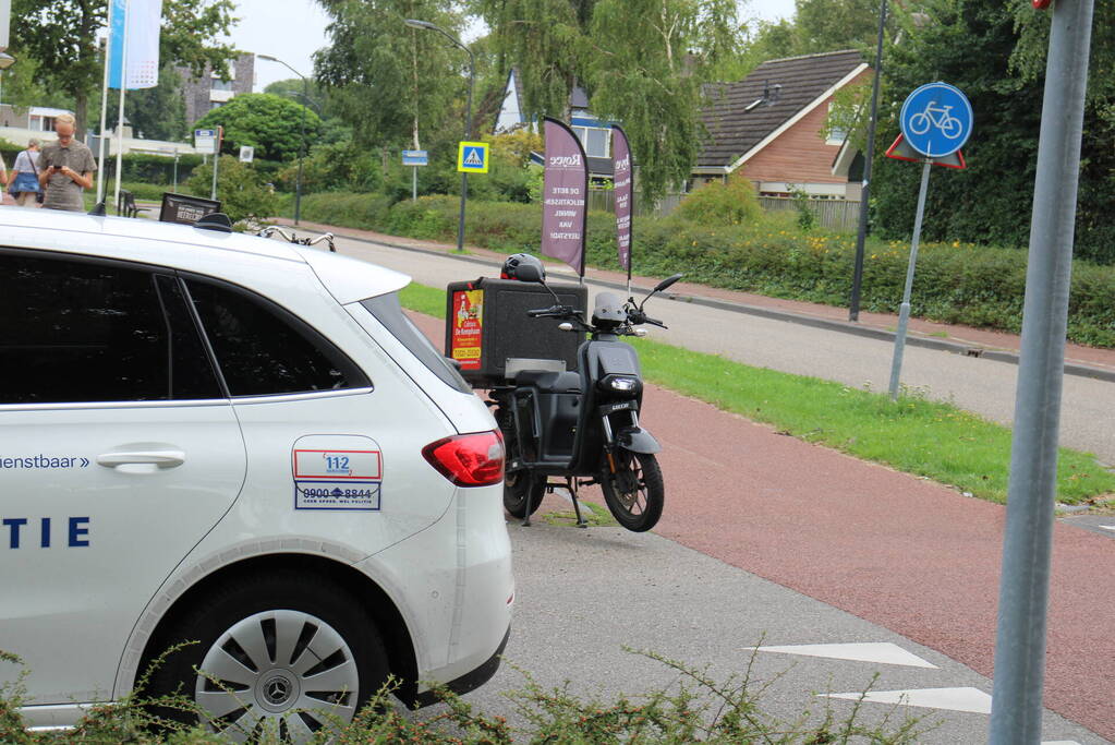 Schade bij botsing tussen auto en scooter