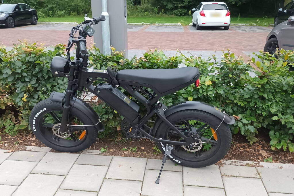 Fatbiker en fietser in botsing