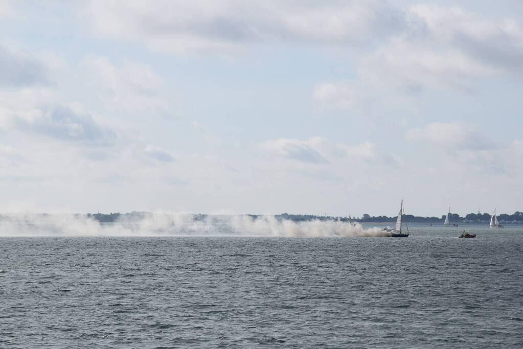 Zeiljacht uitgebrand op Oosterschelde