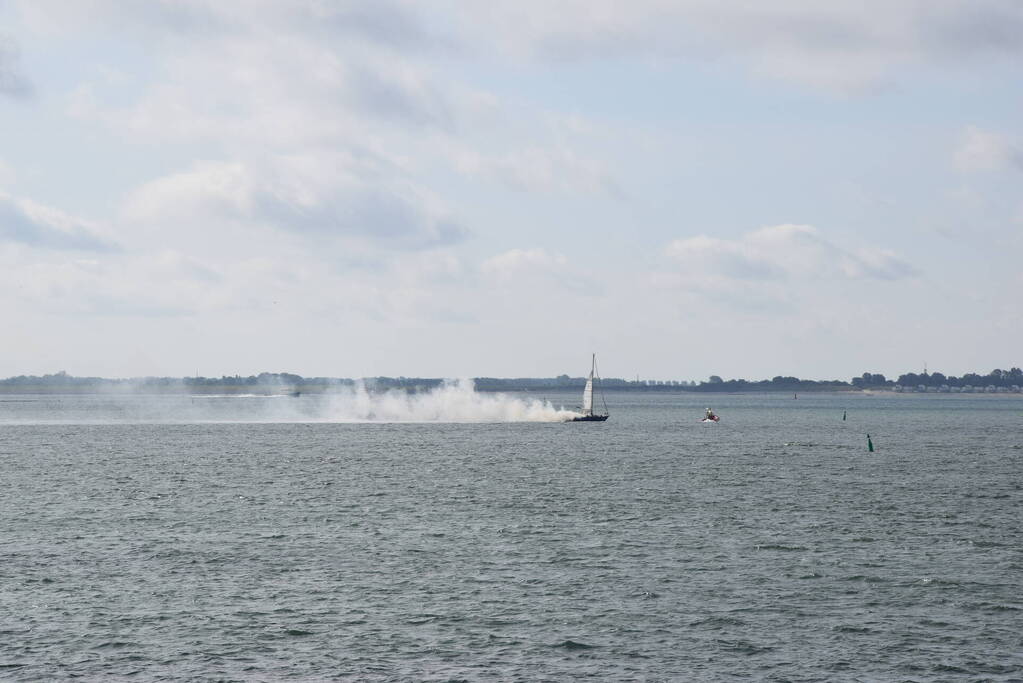 Zeiljacht uitgebrand op Oosterschelde