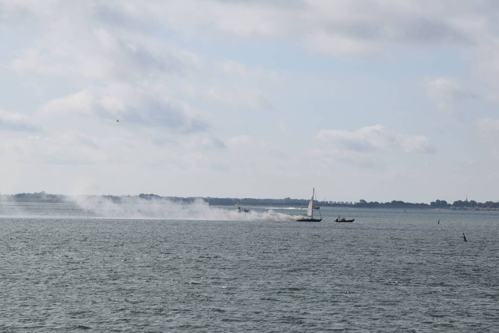 Zeiljacht uitgebrand op Oosterschelde