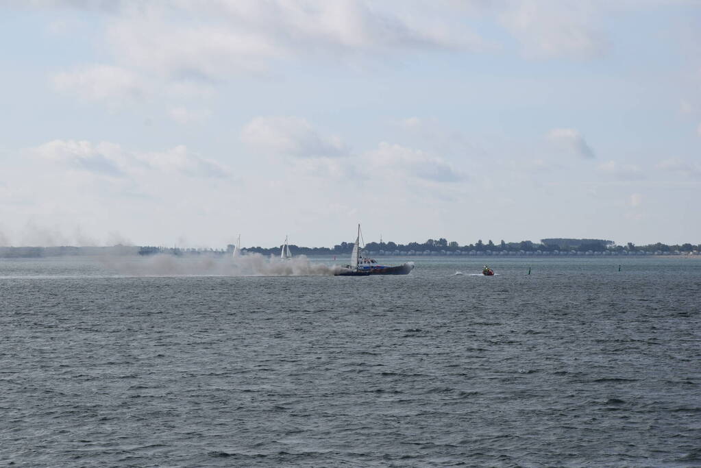 Zeiljacht uitgebrand op Oosterschelde