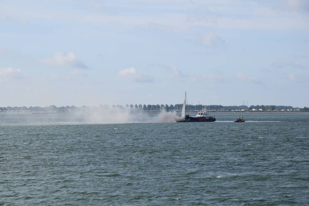 Zeiljacht uitgebrand op Oosterschelde