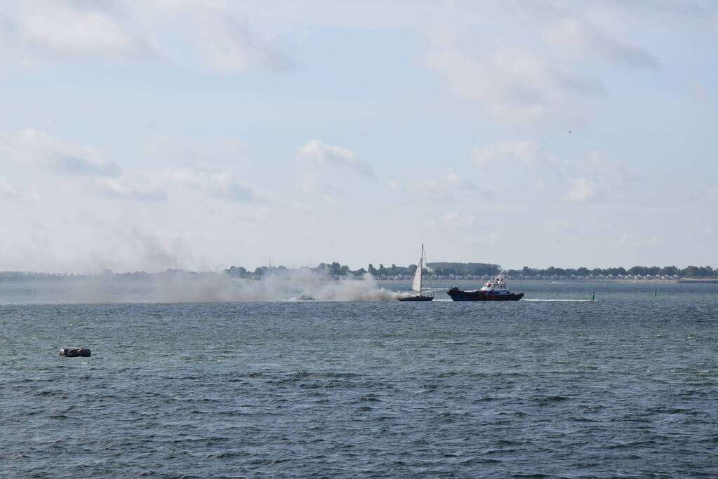 Zeiljacht uitgebrand op Oosterschelde