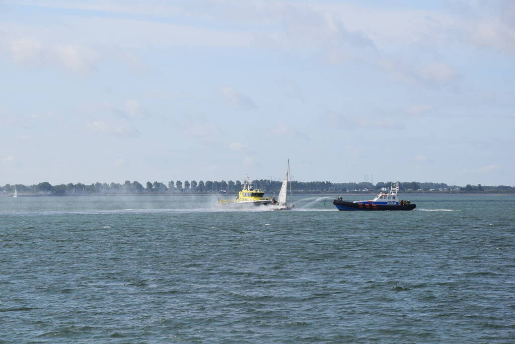 Zeiljacht uitgebrand op Oosterschelde