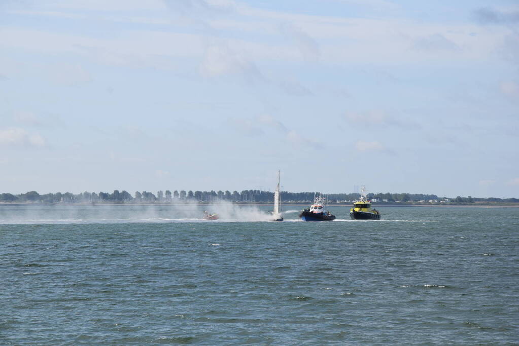 Zeiljacht uitgebrand op Oosterschelde