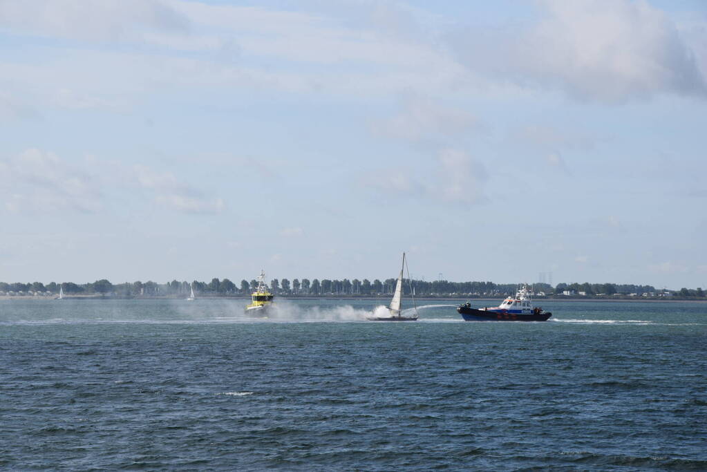 Zeiljacht uitgebrand op Oosterschelde