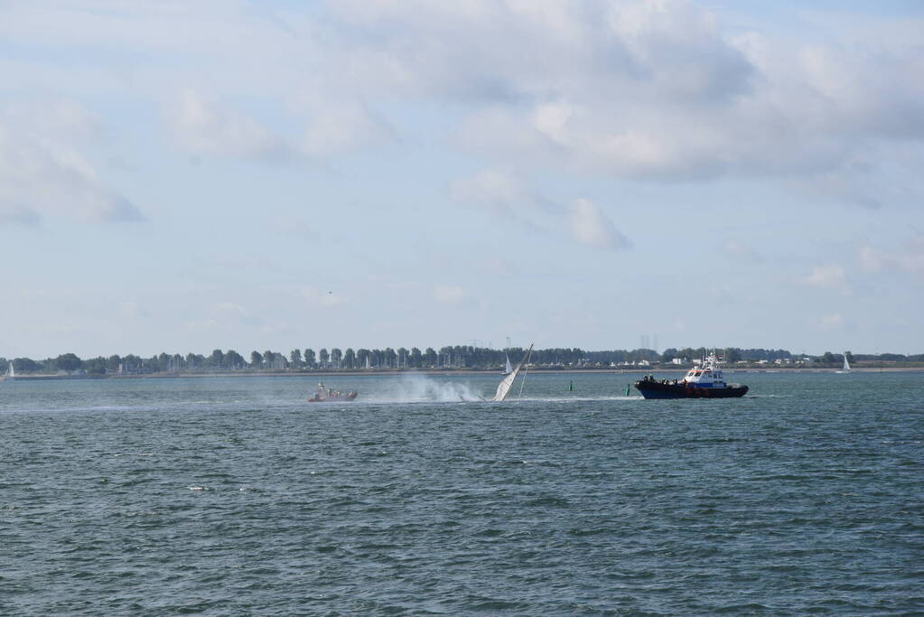 Zeiljacht uitgebrand op Oosterschelde