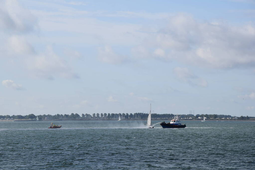 Zeiljacht uitgebrand op Oosterschelde