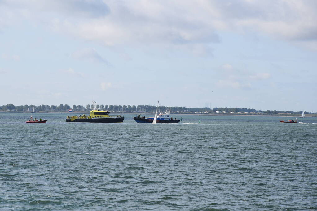 Zeiljacht uitgebrand op Oosterschelde