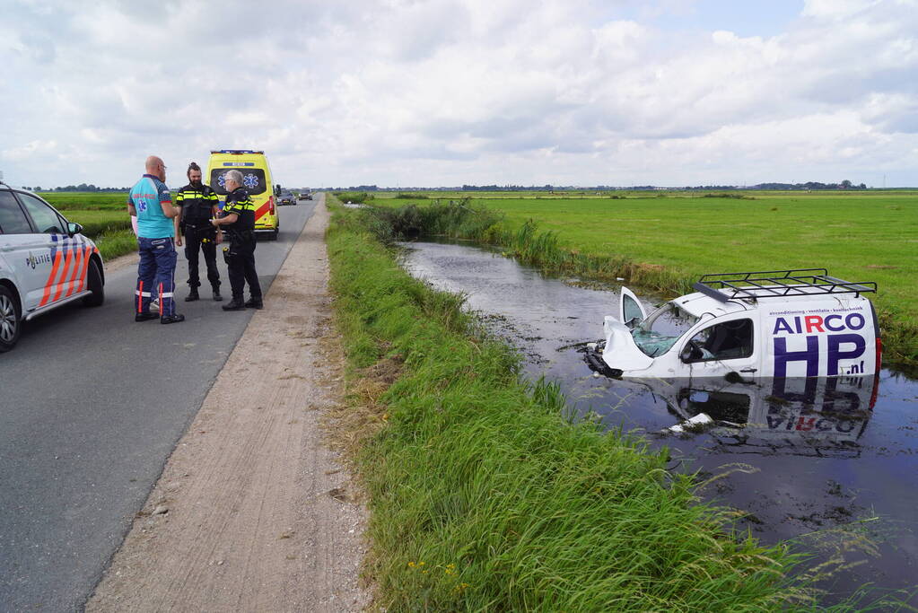 Bestelbus belandt zwaar beschadigd in sloot