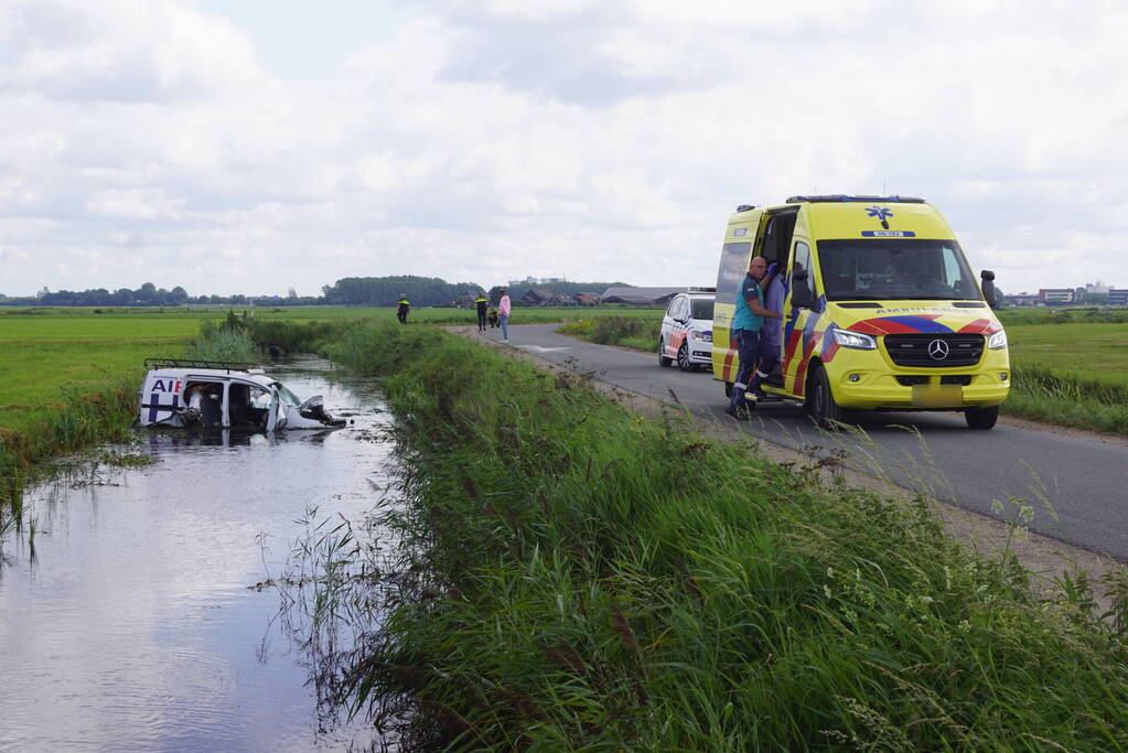 Bestelbus belandt zwaar beschadigd in sloot