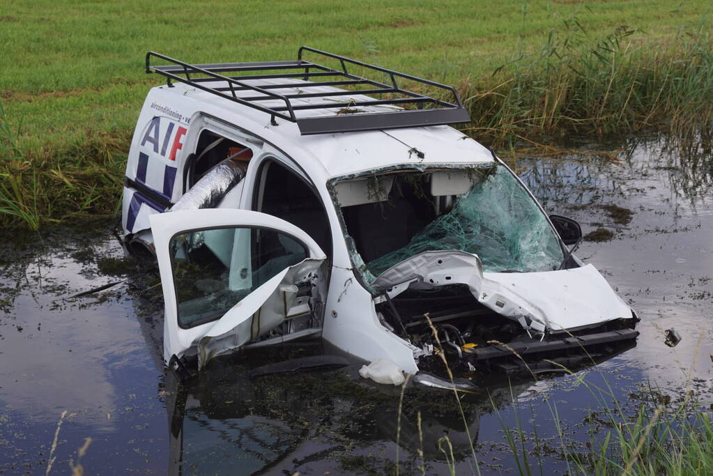 Bestelbus belandt zwaar beschadigd in sloot