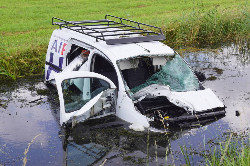 Bestelbus belandt zwaar beschadigd in sloot