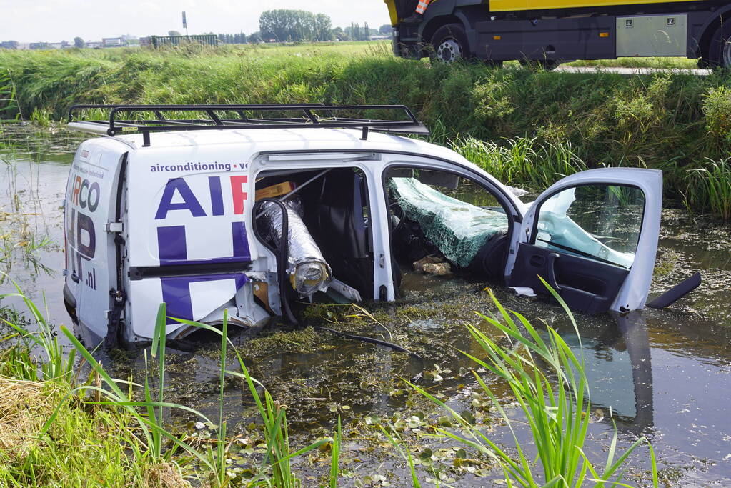 Bestelbus belandt zwaar beschadigd in sloot