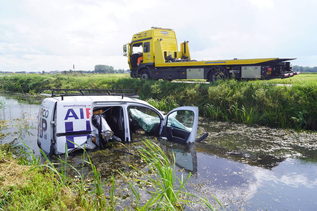 Bestelbus belandt zwaar beschadigd in sloot