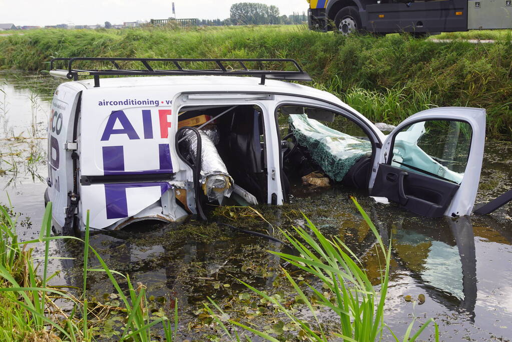 Bestelbus belandt zwaar beschadigd in sloot