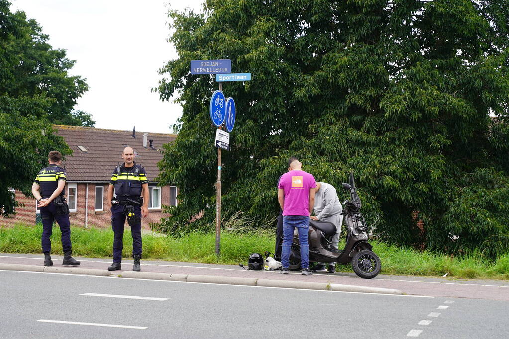 Veel schade bij ongeval tussen twee auto's en scooter