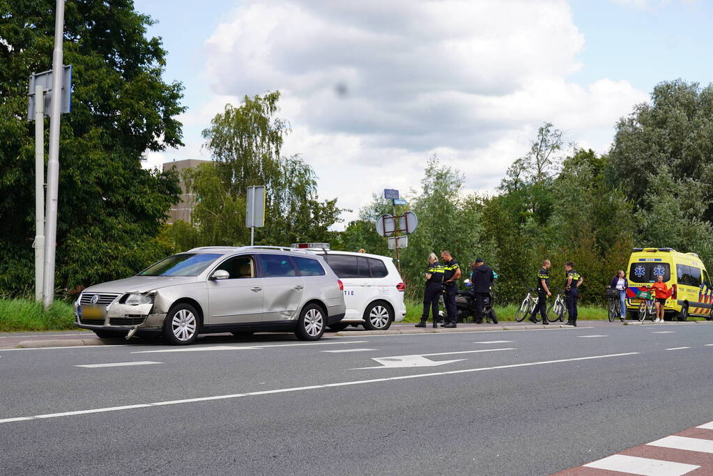 Veel schade bij ongeval tussen twee auto's en scooter