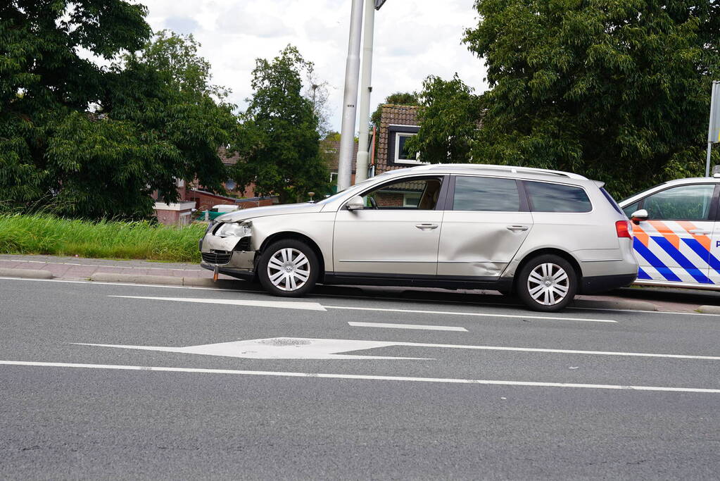 Veel schade bij ongeval tussen twee auto's en scooter