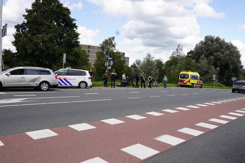 Veel schade bij ongeval tussen twee auto's en scooter