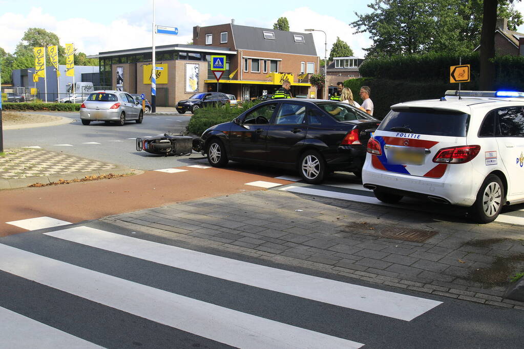 Scooterrijder gewond bij botsing met automobilist