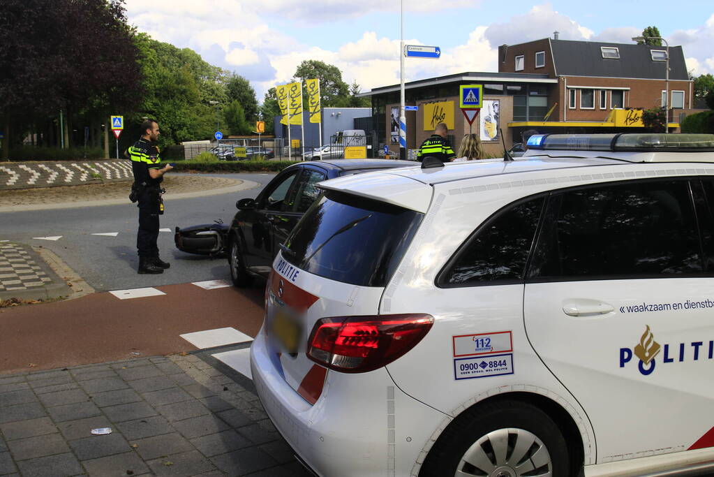 Scooterrijder gewond bij botsing met automobilist