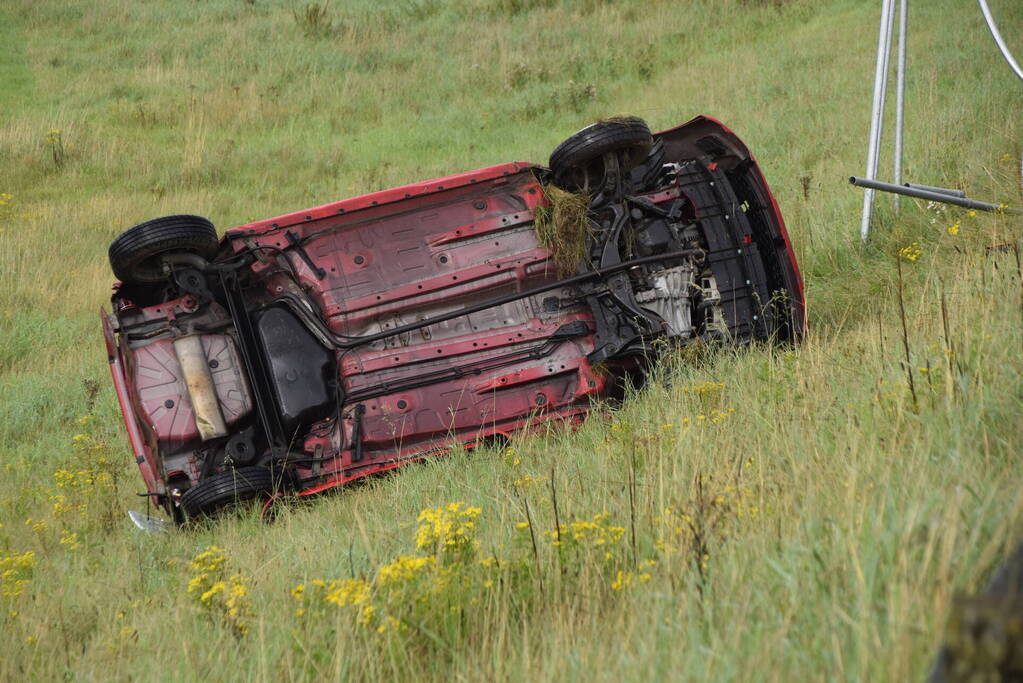 Automobilist belandt op zijkant naast afrit