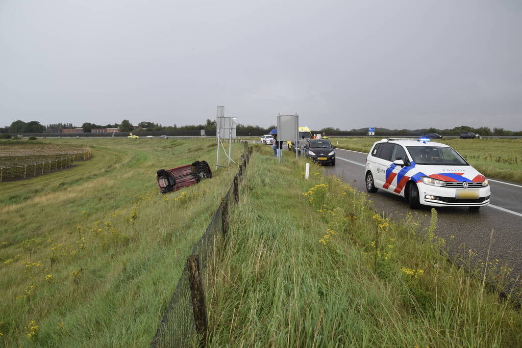 Automobilist belandt op zijkant naast afrit