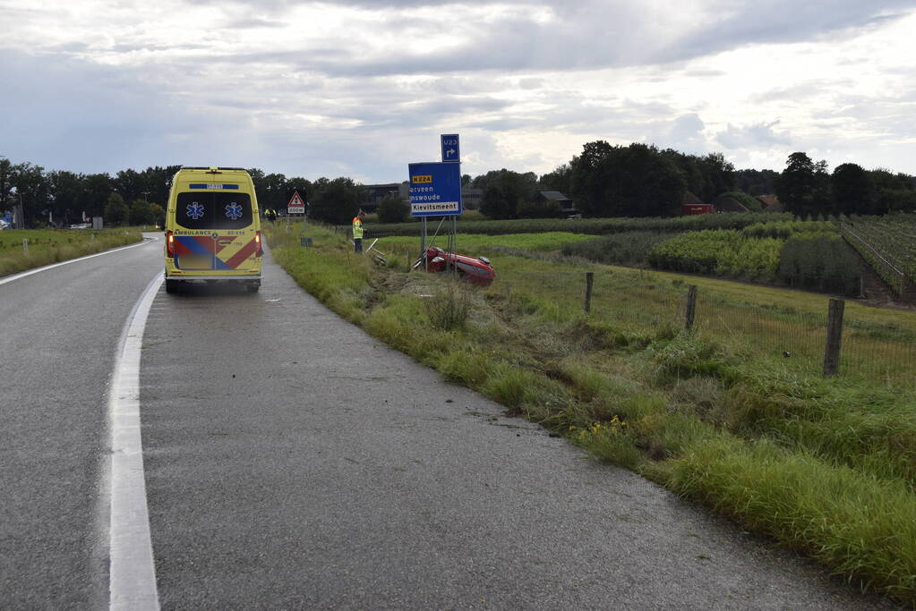 Automobilist belandt op zijkant naast afrit