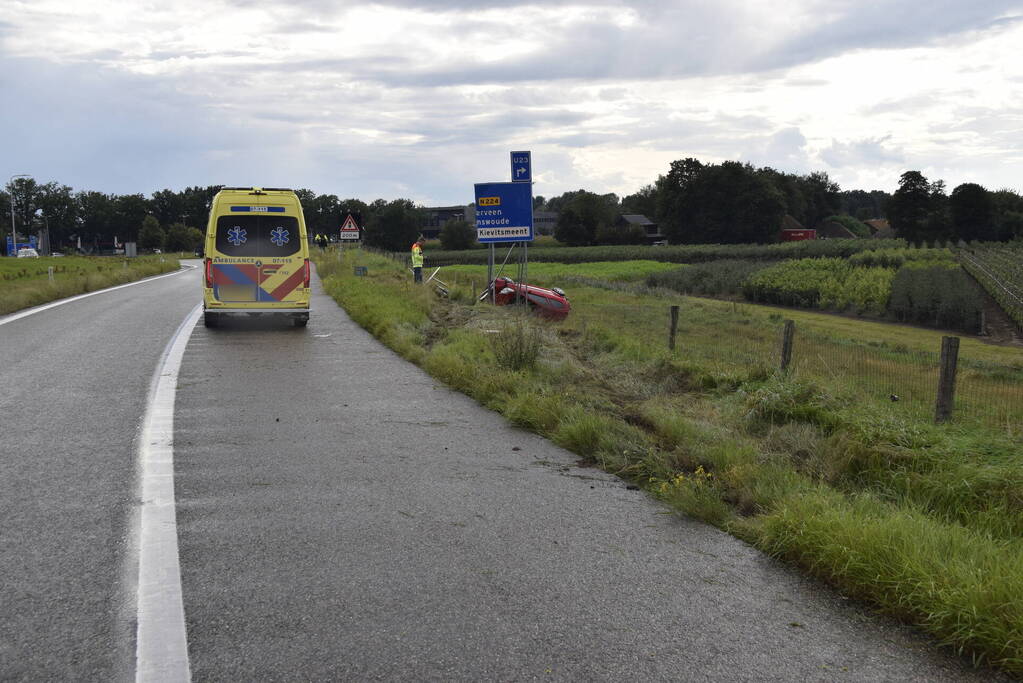 Automobilist belandt op zijkant naast afrit