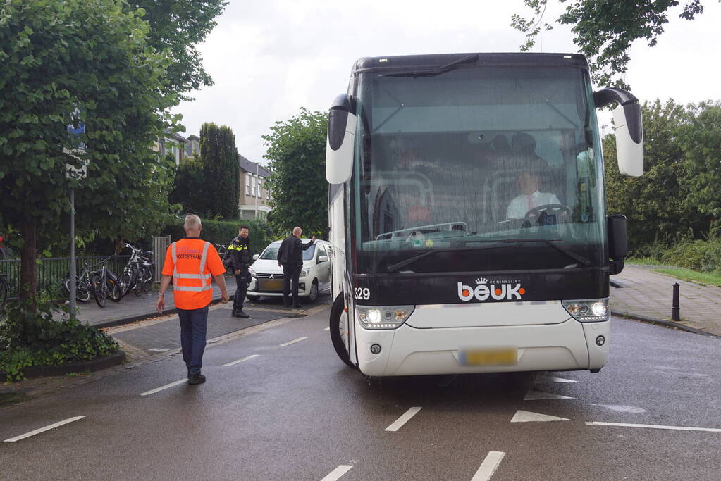 Supportersbus rijdt tegen geparkeerde auto