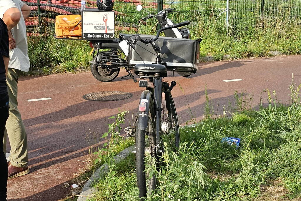 Twee maaltijdbezorgers botsen op fietspad