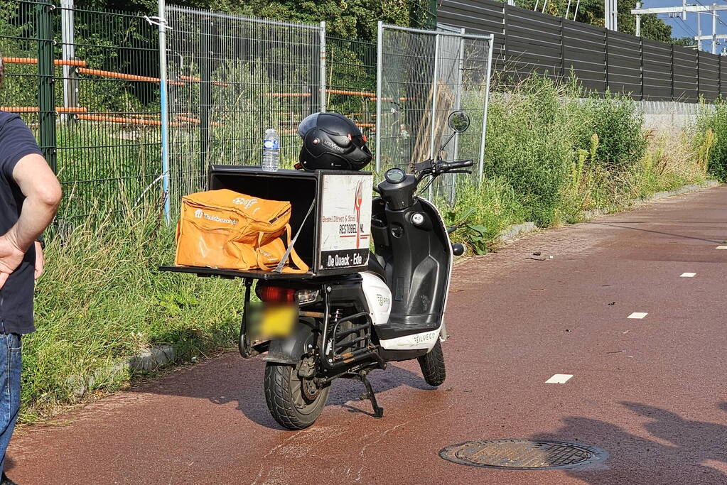 Twee maaltijdbezorgers botsen op fietspad