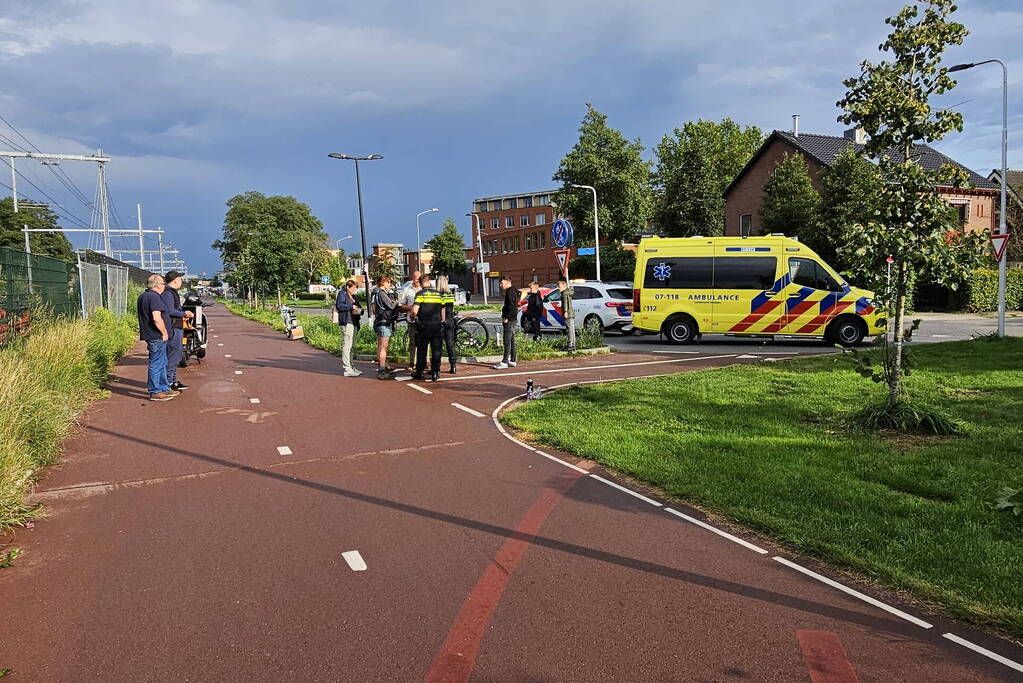 Twee maaltijdbezorgers botsen op fietspad