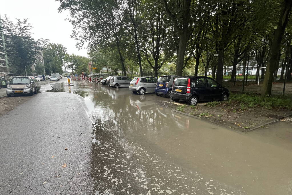 Straten onderwater door gesprongen hoofdleiding